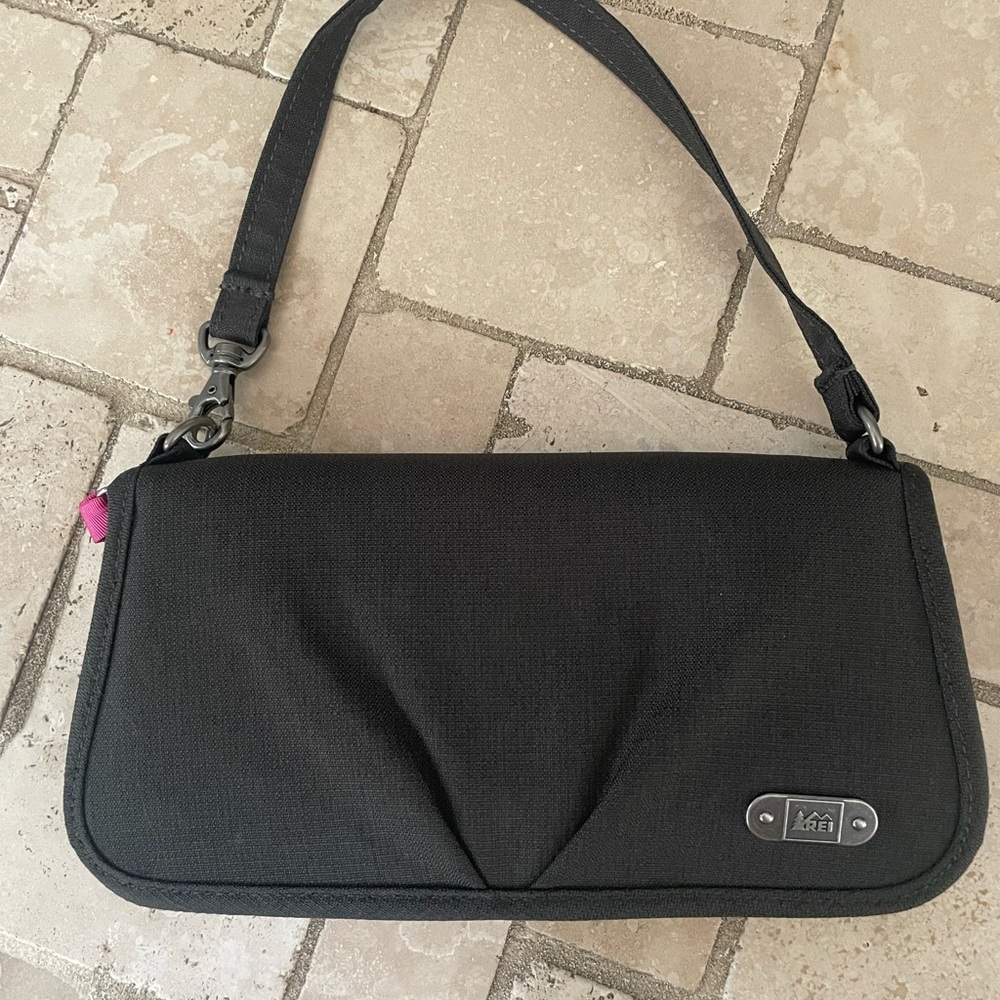 REI Belltown Travel Wallet Wristlet Bag Iconic highly rated EUC - Picture 9 of 9